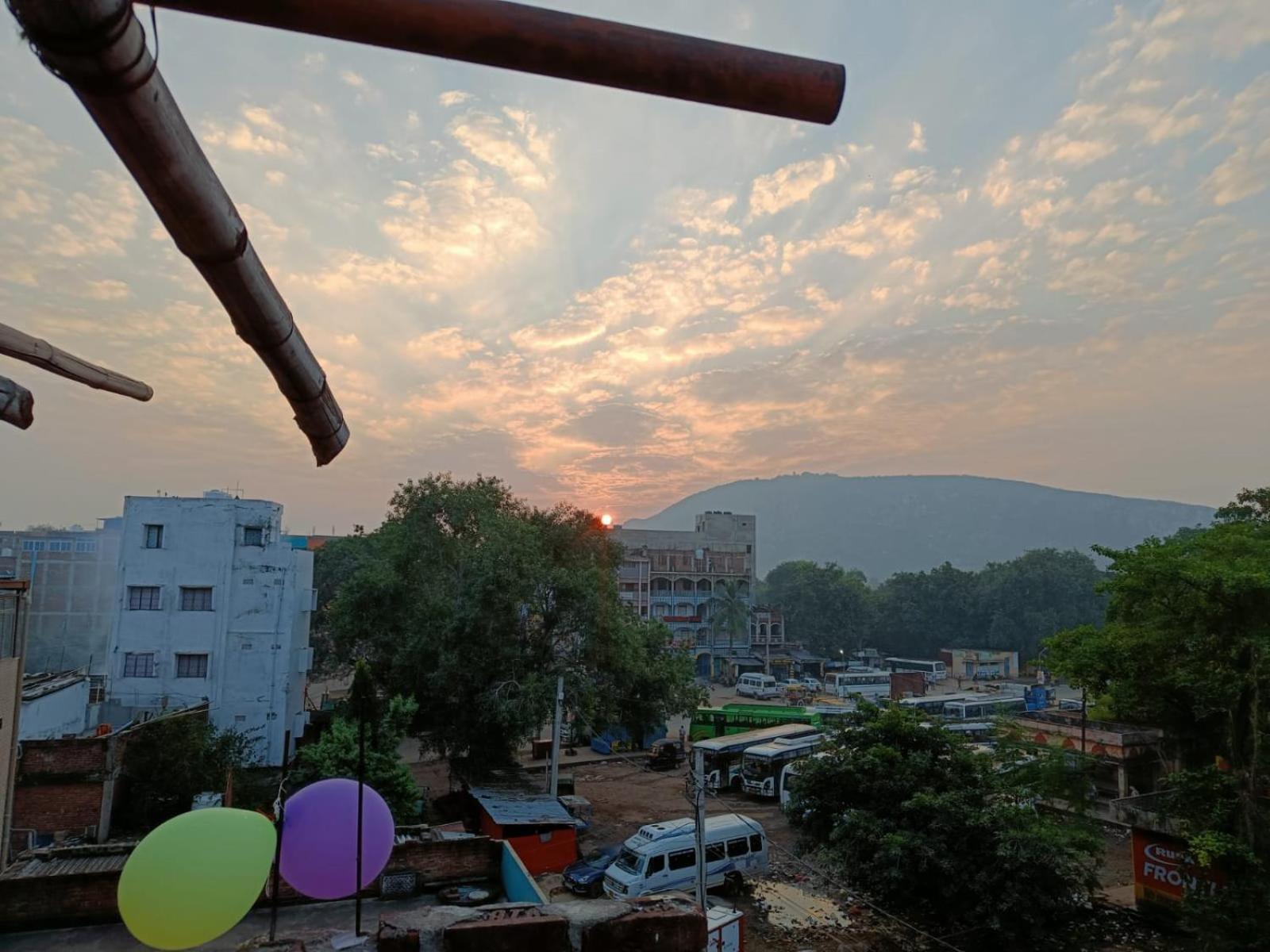 Hotel Devdoot Rajgir Ruang foto